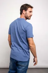 Chomba lisa de corte regular fit, confeccionada en 80% algodón y 20% poliéster.