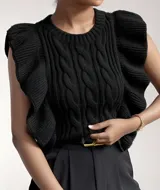 Chaleco de punto negro con cuello redondo y mangas cortas con volados.