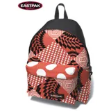 Mochila Eastpak con estampado geométrico en tonos naranja, blanco y negro. Tiene un compartimento principal con cierre, un bolsillo frontal con cierre y correas ajustables para los hombros.