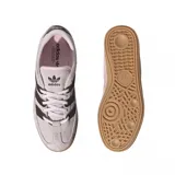Championes Adidas Handball Spezial de gamuza en tonos lila y rosa, con las icónicas tres tiras laterales en color marrón oscuro y suela de goma color caramelo.