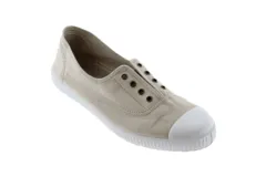 Zapatillas de lona color beige sin cordones, con puntera de goma blanca y suela de caucho vulcanizado.