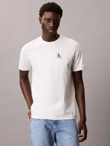 Remera de algodón de corte regular, con cuello redondo y mangas cortas. Presenta un pequeño logo de Calvin Klein estampado en el pecho.