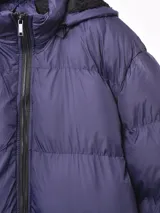 Campera puffer negra con capucha y cierre frontal.