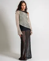 Top tipo poncho de tejido metalizado en color dorado, con diseño de un solo hombro y mangas largas amplias.