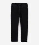 Pantalón de jean negro para hombre, modelo básico de corte ajustado, con bolsillos laterales y traseros, trabillas en la cintura y cierre frontal de botón y cremallera.
