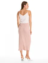 Falda midi de tejido con lurex, color beige, con pretina ancha elastizada y tajo en el ruedo trasero.