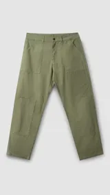 Pantalón cargo color verde militar con bolsillos laterales y apliques de parches con diseño de espiga.