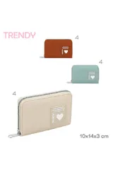 Billetera pequeña con cierre de cremallera, color beige claro, con textura de cuero granulado. Presenta un parche frontal con texto en relieve que dice "TRENDY" y "BE DIFFERENT", y un corazón blanco.