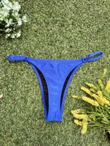 Conjunto de bikini azul francia, con corpiño tipo top y colaless regulable, confeccionado en tela lurex brillante.