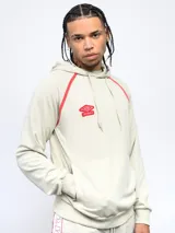 Canguro de felpa con capucha y cordones ajustables, presenta detalles de ribetes en contraste sobre los hombros y logo de la marca bordado en el pecho.