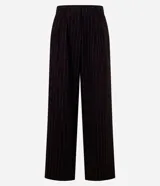 Pantalón de vestir de polivelour marrón con finas rayas verticales blancas, de corte recto y cintura alta, con cierre tradicional, pliegues y bolsillos.