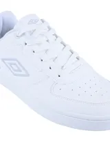 Championes urbanos Umbro modelo Milo, color negro con logo de la marca en gris en el lateral. Presentan un diseño clásico con cordones y suela de goma al tono.