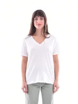 Remera blanca de corte holgado con escote en V.