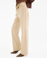 Jeans de tiro medio color tostado, de corte recto y holgado, con diseño clásico de cinco bolsillos y trabillas para cinturón.