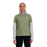 Remera deportiva New Balance de manga corta, color verde oliva con textura de malla. Presenta un corte estándar y logo reflectante de la marca en el pecho.