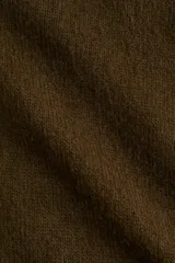 Sweater de punto suave color verde oliva, con cuello en V, hombros caídos y remates acanalados en puños y bajo.