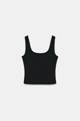 Top negro de mezcla de algodón, con escote redondo y tirantes anchos. Presenta un diseño de tejido en superposición.