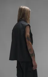 Chaqueta técnica liviana de microfibra con acabado mate, diseño con mangas desmontables que permiten convertirla en chaleco. Cuenta con cuello tipo camisa, cierre frontal oculto, cuatro bolsillos frontales de gran tamaño y puños elásticos. Incluye logo bordado en relieve en el pecho.