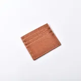Tarjetero marrón con textura símil cuero de cocodrilo y múltiples ranuras para tarjetas.