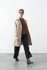 Jean de corte amplio y tiro medio, con diseño de costuras verticales frontales y bolsillos laterales tipo parche. Presenta un acabado en tono azul clásico.