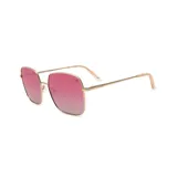 Lentes de sol con armazón metálico dorado de forma cuadrada y lentes con filtro degradado rosado. Presentan un pequeño logo en la esquina superior de cada lente y la marca grabada en la patilla.