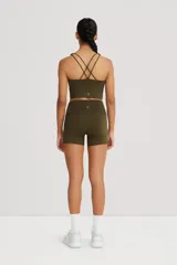 Top deportivo color verde militar, de cintura ancha y breteles cruzados en la espalda.