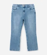 Pantalón de jean corte recto en color azul claro, con aplicación de brillo sutil en las piernas. Presenta cintura estructurada, cierre frontal con botón y cremallera, y diseño clásico de cinco bolsillos.