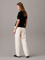 Sweater negro de punto fino con cuello perkins y mangas cortas.