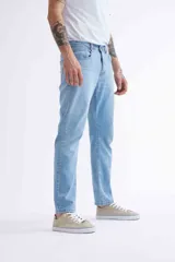 Pantalón de jean celeste de corte recto.