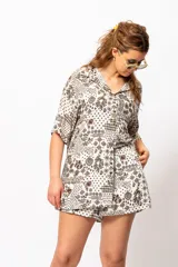 Camisa estampada con cuello clásico, mangas cortas y cierre frontal con botones.