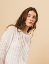 Sweater blanco de algodón con escote redondo, manga larga y calado en punto desagujado.