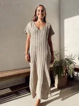 Vestido midi de tejido calado en color beige, con escote en V, mangas cortas y silueta holgada.