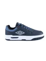 Championes urbanos Umbro modelo Milo-High, color azul marino con detalles en gris y suela blanca. Presentan el logo de la marca en el lateral y en la entresuela, con cordones al tono.
