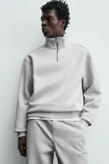Sudadera regular fit de color marrón, con cuello alto y cierre frontal de cremallera corta, manga larga y puños y dobladillo en rib.