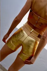 Shorts de cuero con acabado metalizado plateado, de corte recto y tiro medio.