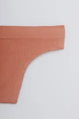 Colaless de tiro bajo confeccionada en tejido de punto canalé seamless, color beige.