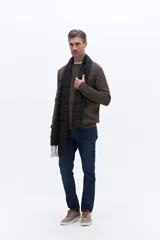 Sweater de cuello redondo con textura de tejido marcado, manga larga y puños acanalados.