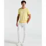 Remera de manga corta amarilla con logo Penguin estampado en el centro.
