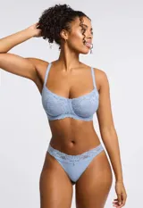 Soutien con aro, de encaje floral y micro tul color celeste. Breteles fijos con largo regulable.