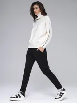 Pantalón negro de corte recto con cordón ajustable en la cintura.