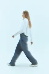 Jean de tiro bajo y corte oversize, confeccionado en denim azul con monograma grabado a láser en toda la prenda. Presenta doble botón metálico en la cintura y diseño de cinco bolsillos.