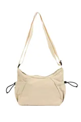 Bandolera de diseño funcional en color beige, confeccionada en poliéster. Presenta un compartimento principal con cierre, correa ajustable para el hombro y bolsillos laterales con cordón elástico regulable.