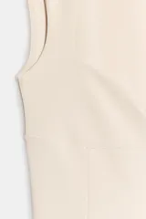 Vestido midi verde lima, sin mangas, con escote corazón y bajo evasé.