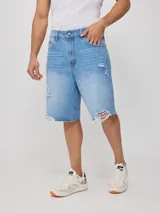 Bermuda de jean celeste con roturas y terminación desflecada.