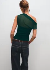 Top de fiesta color verde esmeralda, con diseño entallado, cuello asimétrico y fruncidos laterales. Confeccionado en tejido semitransparente con forro interior.