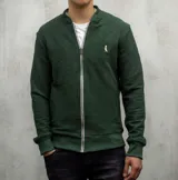 Campera bomber verde oscuro de algodón con cierre frontal y logo bordado en el pecho.