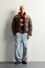Pantalón jeans de corte relaxed fit, color celeste con efecto lavado, de estilo carpintero con bolsillos laterales y presillas de herramientas.