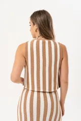 Chaleco tejido sin mangas con diseño de rayas verticales en color rojo y blanco. Presenta escote en V y cierre frontal con ganchitos ocultos.