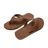 Ojotas de hombre Volcom modelo ABG Victor LX, color marrón, con tiras anchas sintéticas y plantilla acolchada de espuma, suela con líneas en tonos beige y negro.