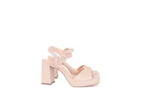 Sandalias de taco alto y plataforma con diseño minimalista, confeccionadas en cuero nude de alta calidad. Presentan tira ancha en la parte delantera y doble tira con hebilla ajustable en el tobillo.